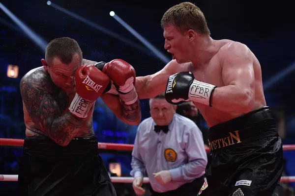 Matxcơva. Hai võ sĩ đấm bốc: Alexandr Povetkin (Nga) và Andrei Rudenko (Ukraina) trong trận đấu giành danh hiệu vô địch WBO International и WBA International. Matxcơva. Hai võ sĩ đấm bốc: Alexandr Povetkin (Nga) và Andrei Rudenko (Ukraina) trong trận đấu giành danh hiệu vô địch WBO International и WBA International. - Sputnik Việt Nam