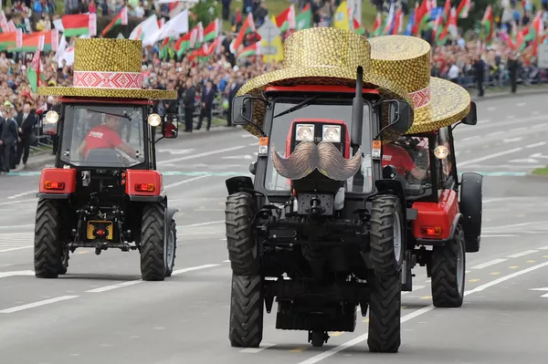 03 tháng 7. Minsk. Máy kéo thương hiệu MTZ (Belarus) trong cuộc diễu hành kỷ niệm ngày Quốc khánh Belarus. 03 tháng 7. Minsk. Máy kéo thương hiệu MTZ (Belarus) trong cuộc diễu hành kỷ niệm ngày Quốc khánh Belarus. - Sputnik Việt Nam