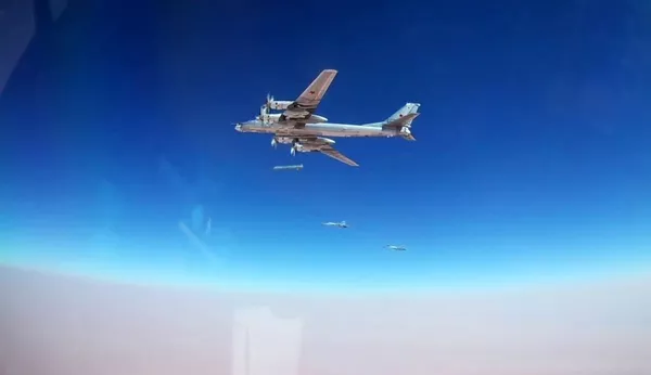 Máy bay ném bom chiến lược Nga Tu-95MS thả tên lửa hành trình Kh-101 vào các vị trí của IS ở Syria. Máy bay ném bom chiến lược Nga Tu-95MS thả tên lửa hành trình Kh-101 vào các vị trí của IS ở Syria. - Sputnik Việt Nam