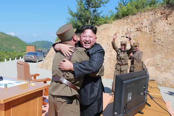 Lãnh đạo Bắc Triều Tiên Kim Jong-un sau khi phóng thành công tên lửa đạn đạo Hwasong-14 Lãnh đạo Bắc Triều Tiên Kim Jong-un sau khi phóng thành công tên lửa đạn đạo Hwasong-14 - Sputnik Việt Nam
