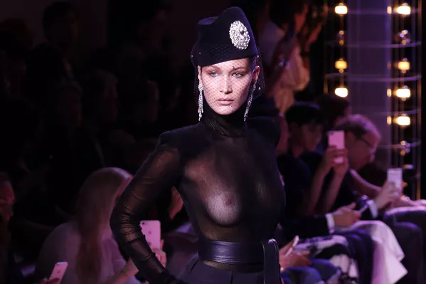 Người mẫu Mỹ Bella Hadid trong chương trình thời trang Alexandre Vauthier tại Tuần lễ thời trang ở Paris Người mẫu Mỹ Bella Hadid trong chương trình thời trang Alexandre Vauthier tại Tuần lễ thời trang ở Paris - Sputnik Việt Nam