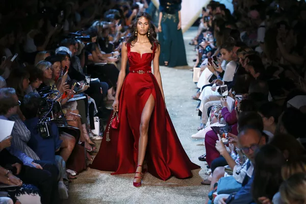 Biểu diễn trang phục của Elie Saab trong khuôn khổ tuần thời trang Haute Couture tại Paris. Biểu diễn trang phục của Elie Saab trong khuôn khổ tuần thời trang Haute Couture tại Paris. - Sputnik Việt Nam