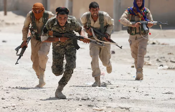 Syria. Thành phố Raqqa. Binh sĩ người Kurd của Đơn vị dân phòng tự vệ. Syria. Thành phố Raqqa. Binh sĩ người Kurd của Đơn vị dân phòng tự vệ. - Sputnik Việt Nam
