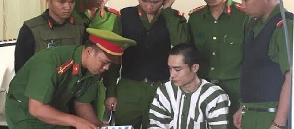 Cán bộ hướng dẫn Diệu làm thủ tục trước khi tiêm thuốc Cán bộ hướng dẫn Diệu làm thủ tục trước khi tiêm thuốc - Sputnik Việt Nam