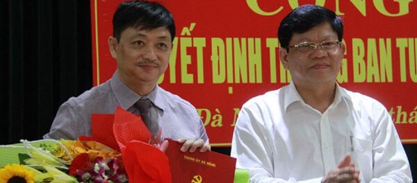Ông Đặng Việt Dũng (bên trái) nhận quyết định trưởng Ban Tuyên Thành ủy Đà Nẵng - Sputnik Việt Nam