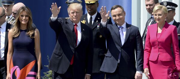 Tổng thống Mỹ Donald Trump và Tổng thống Ba Lan Andrzej Duda cùng các phu nhân trong cuộc gặp tại Warsaw Tổng thống Mỹ Donald Trump và Tổng thống Ba Lan Andrzej Duda cùng các phu nhân trong cuộc gặp tại Warsaw - Sputnik Việt Nam