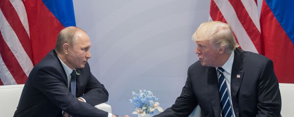 Президент РФ Владимир Путин и президент США Дональд Трамп во время беседы на полях саммита лидеров Группы двадцати G20 в Гамбурге Президент РФ Владимир Путин и президент США Дональд Трамп во время беседы на полях саммита лидеров Группы двадцати G20 в Гамбурге - Sputnik Việt Nam