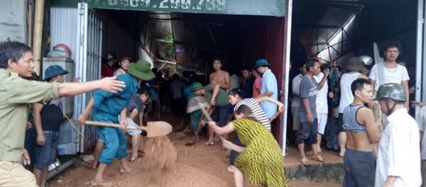 Hiện trường vụ sạt lở đất tại TT.Vinh Quang - Sputnik Việt Nam