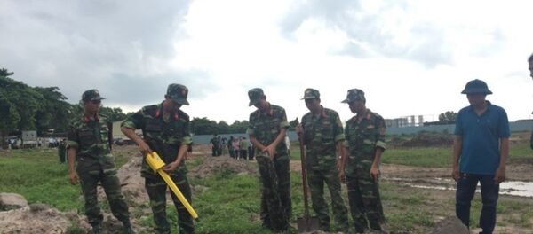 Lực lượng công binh Bộ Tư lệnh tham gia khảo sát khu vực mộ tập thể tại sân bay Tân Sơn Nhất. Lực lượng công binh Bộ Tư lệnh tham gia khảo sát khu vực mộ tập thể tại sân bay Tân Sơn Nhất. - Sputnik Việt Nam