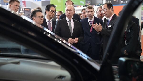 Tổng thống Nga Vladimir Putin tham gia triển lãm Innoprom-2017 - Sputnik Việt Nam