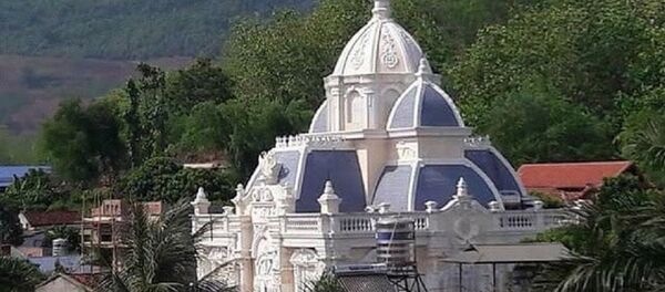 Biệt thự kiểu châu Âu xa hoa được đồn là của ông Hoàng Quốc Khánh - Chủ nhiệm Ủy ban Kiểm tra Sơn La. Biệt thự kiểu châu Âu xa hoa được đồn là của ông Hoàng Quốc Khánh - Chủ nhiệm Ủy ban Kiểm tra Sơn La. - Sputnik Việt Nam