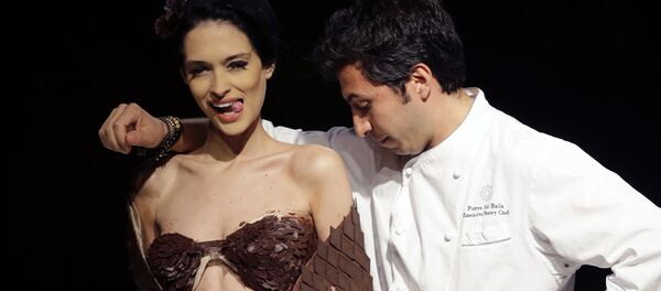 Người mẫu trong chương trình thời trang sô cô la của nhà thiết kế Lebanon Pierre Abi Haila ở Beirut Người mẫu trong chương trình thời trang sô cô la của nhà thiết kế Lebanon Pierre Abi Haila ở Beirut - Sputnik Việt Nam