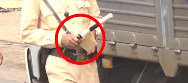 Chuyện CSGT VN nhận, trả giấy tờ chỉ trong…ba giây - Sputnik Việt Nam