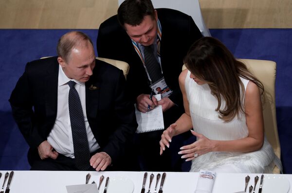 Tổng thống Nga Vladimir Putin và đệ nhất phu nhân Mỹ Melania Trump - Sputnik Việt Nam