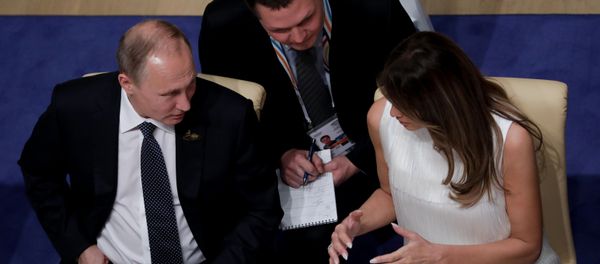 Tổng thống Nga Vladimir Putin và đệ nhất phu nhân Mỹ Melania Trump - Sputnik Việt Nam