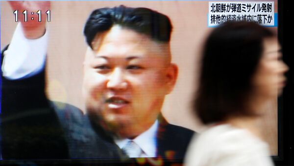 A woman walks past a street monitor in Tokyo, Japan, reporting that North Korea had fired a ballistic missile, in this photo taken by Kyodo July 4, 2017. - Sputnik Việt Nam