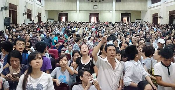 Cha mẹ Việt Nam quyết hộ con mọi vấn đề, từ chọn ngành nghề học hành đến hôn nhân gia đình.  - Sputnik Việt Nam