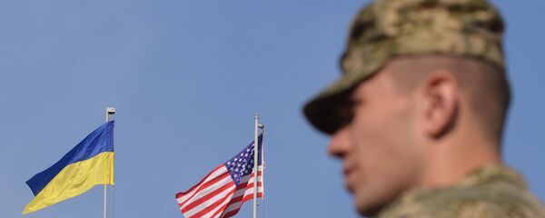 Binh sĩ Ukraina dưới cờ Mỹ và Ukraina trong cuộc tập trận - Sputnik Việt Nam
