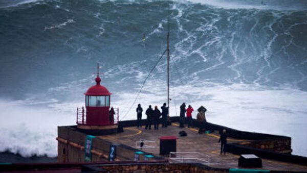 Người dân xem lướt sóng trên những con sóng lớn biển  Atlantic, Thổ Nhĩ Kỳ - Sputnik Việt Nam