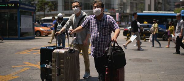 Khách du lịch đeo khẩu trang ở Seoul Khách du lịch đeo khẩu trang ở Seoul - Sputnik Việt Nam