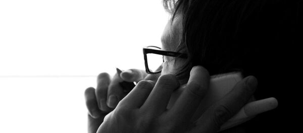 Một người đang nói chuyện qua điện thoại di động - Sputnik Việt Nam