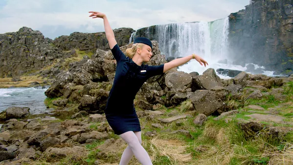 Tiếp viên hãng hàng không Icelandair tạo dáng trên nền cảnh quan đặc trưng của Iceland Tiếp viên hãng hàng không Icelandair tạo dáng trên nền cảnh quan đặc trưng của Iceland - Sputnik Việt Nam