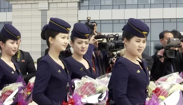Tiếp viên hãng hàng không Bắc Triều Tiên Air Koryo tại sân bay Bình Nhưỡng Tiếp viên hãng hàng không Bắc Triều Tiên Air Koryo tại sân bay Bình Nhưỡng - Sputnik Việt Nam
