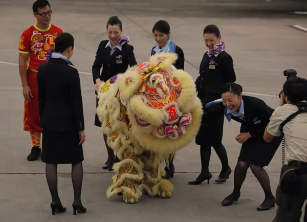 Tiếp viên hãng hàng không Nhật Bản All Nippon Airways tại sân bay Hồng Kông. Tiếp viên hãng hàng không Nhật Bản All Nippon Airways tại sân bay Hồng Kông. - Sputnik Việt Nam