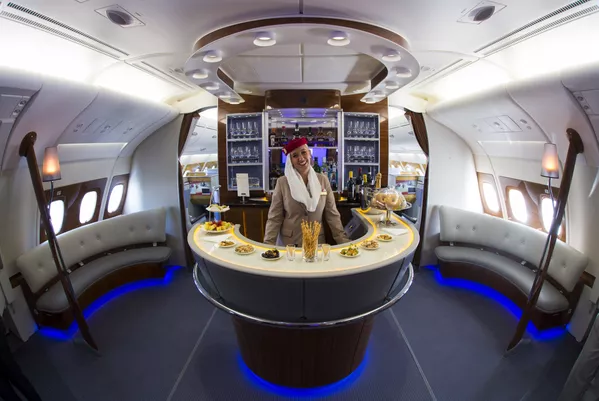 Tiếp viên Emirates Airlines trong khoang hạng nhất máy bay Airbus A380 Tiếp viên Emirates Airlines trong khoang hạng nhất máy bay Airbus A380 - Sputnik Việt Nam