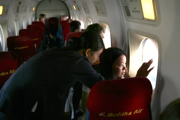 Tiếp viên hãng hàng không Nepal Buddha Air chỉ cho hành khách thấy đỉnh Everest. Tiếp viên hãng hàng không Nepal Buddha Air chỉ cho hành khách thấy đỉnh Everest. - Sputnik Việt Nam