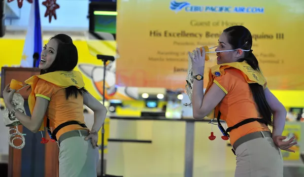 Tiếp viên hãng Philippines Cebu Pacific trong lớp học về an toàn Tiếp viên hãng Philippines Cebu Pacific trong lớp học về an toàn - Sputnik Việt Nam