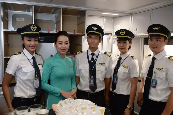Sân bay quốc tế Nội Bài. Phi hành đoàn hãng hàng không Việt Nam Airlines trên chiếc máy bay Airbus A350-900 XWB Sân bay quốc tế Nội Bài. Phi hành đoàn hãng hàng không Việt Nam Airlines trên chiếc máy bay Airbus A350-900 XWB - Sputnik Việt Nam