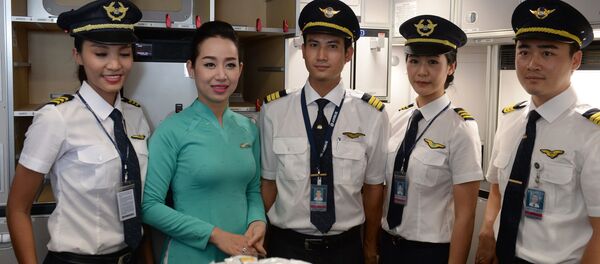 Sân bay quốc tế Nội Bài. Phi hành đoàn hãng hàng không Việt Nam Airlines trên chiếc máy bay Airbus A350-900 XWB Sân bay quốc tế Nội Bài. Phi hành đoàn hãng hàng không Việt Nam Airlines trên chiếc máy bay Airbus A350-900 XWB - Sputnik Việt Nam