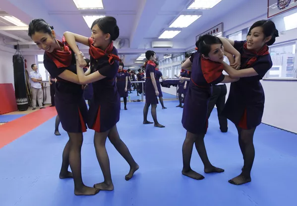 Tiếp viên hàng không Hong Kong Airlines có thể bảo vệ bản thân và bảo vệ người khác vì biết kung fu. Tiếp viên hàng không Hong Kong Airlines có thể bảo vệ bản thân và bảo vệ người khác vì biết kung fu. - Sputnik Việt Nam