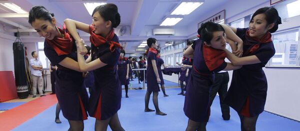 Tiếp viên hàng không Hong Kong Airlines có thể bảo vệ bản thân và bảo vệ người khác vì biết kung fu. - Sputnik Việt Nam