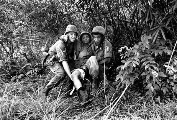 Lính Mỹ cứu giúp nhau khi bị thương Lính Mỹ cứu giúp nhau khi bị thương - Sputnik Việt Nam