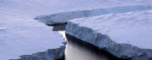 Tảng băng nứt ở Nam Cực. - Sputnik Việt Nam