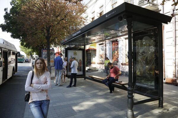 Các trạm xe thông minh với bảng  tin, điểm truy cập Wi-Fi và cổng USB dành riêng để sạc thiết bị di động được lắp  đặt trong các thành phố cơ bản của đất nước. - Sputnik Việt Nam