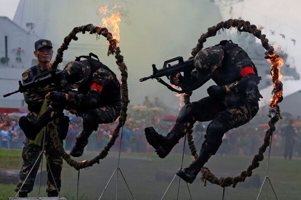 Binh lính của Quân đội Giải phóng Nhân dân Trung Quốc diễn tập nhảy qua vòng lửa tại căn cứ Hải quân ở Hồng Kông - Sputnik Việt Nam