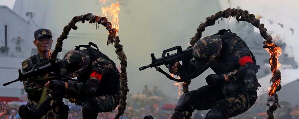 Binh lính của Quân đội Giải phóng Nhân dân Trung Quốc diễn tập nhảy qua vòng lửa tại căn cứ Hải quân ở Hồng Kông - Sputnik Việt Nam