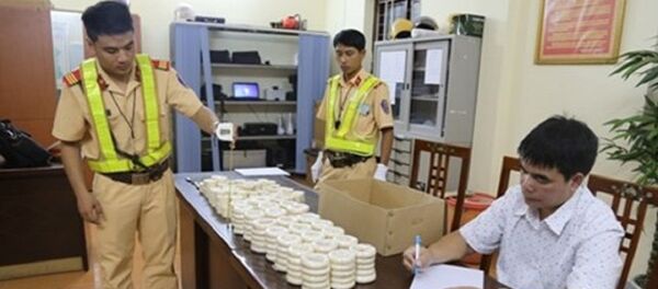 CSGT kiểm tra, thu giữ số sản phẩm nghi chế tác từ ngà voi và đối tượng Sầm Việt Cương khai nhận hành vi của mình - Sputnik Việt Nam