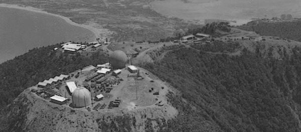 Đơn vị kiểm soát đường không Lính thủy đánh bộ Mỹ số 4 đóng quân trên bán đảo Sơn Trà gần Đà Nẵng. Thành phố Đà Nẵng và sân bay có thể được nhìn thấy trong nền ảnh. Mái che radar màu xám là radar cảnh giới và kiểm soát không lưu tầm xa AN / TPS-22 và mái vòm màu trắng ở phía trước là radar cảnh giới AN / TPS-34. Đơn vị kiểm soát đường không Lính thủy đánh bộ Mỹ số 4 đóng quân trên bán đảo Sơn Trà gần Đà Nẵng. Thành phố Đà Nẵng và sân bay có thể được nhìn thấy trong nền ảnh. Mái che radar màu xám là radar cảnh giới và kiểm soát không lưu tầm xa AN / TPS-22 và mái vòm màu trắng ở phía trước là radar cảnh giới AN / TPS-34. - Sputnik Việt Nam