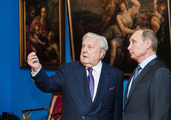 Tổng thống Nga Vladimir Putin và họa sĩ Ilya Glazunov xem các tác phẩm trong Phòng tranh Ilya Glazunov. - Sputnik Việt Nam