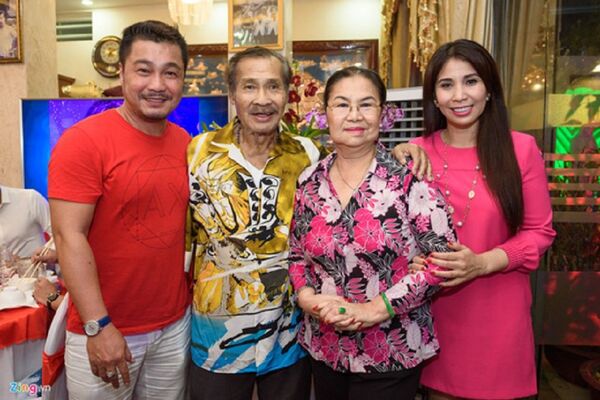 Võ sư - NSND Lý Huỳnh cùng gia đình hiện tại (Ảnh do nhân vật cung cấp) Võ sư - NSND Lý Huỳnh cùng gia đình hiện tại (Ảnh do nhân vật cung cấp) - Sputnik Việt Nam