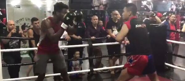 Sylvera-Jacques Louis (trái) tỉ thí giao lưu với võ sĩ Việt Nam sáng 14.7 - Sputnik Việt Nam