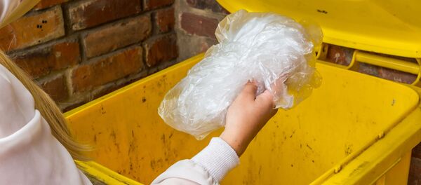 Người phụ nữ ném một túi vào thùng rác - Sputnik Việt Nam