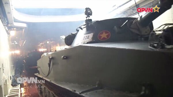 Xe tăng lội nước rời khoang tàu đổ bộ.  - Sputnik Việt Nam