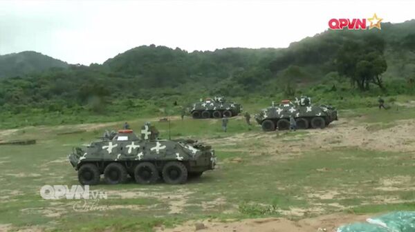 Bộ đội rời xe thiết giáp chở quân, triển khai đội hình chiến đấu.  - Sputnik Việt Nam