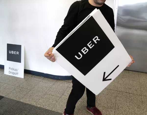 An Uber representative put up signs at LaGuardia Airport in New York, Wednesday, March 15, 2017. An Uber representative put up signs at LaGuardia Airport in New York, Wednesday, March 15, 2017. - Sputnik Việt Nam