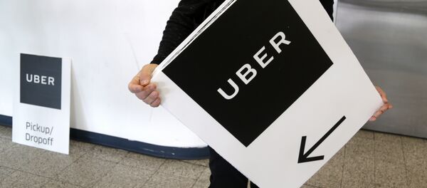 An Uber representative put up signs at LaGuardia Airport in New York, Wednesday, March 15, 2017. - Sputnik Việt Nam